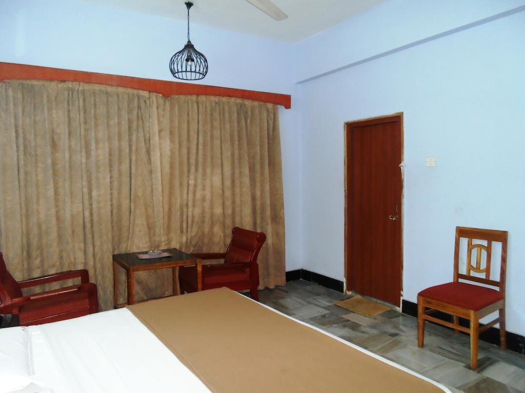 Hotel Bhimas Paradise 티루파티 객실 사진